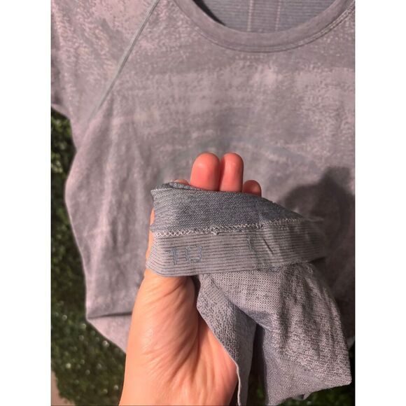Lululemon Swiftly Tech Size 10 Short Sleeve - Picture 2 of 4
